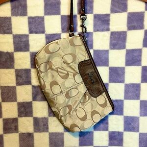 COACH - Corner Zip Wristlet w/Logo Pattern